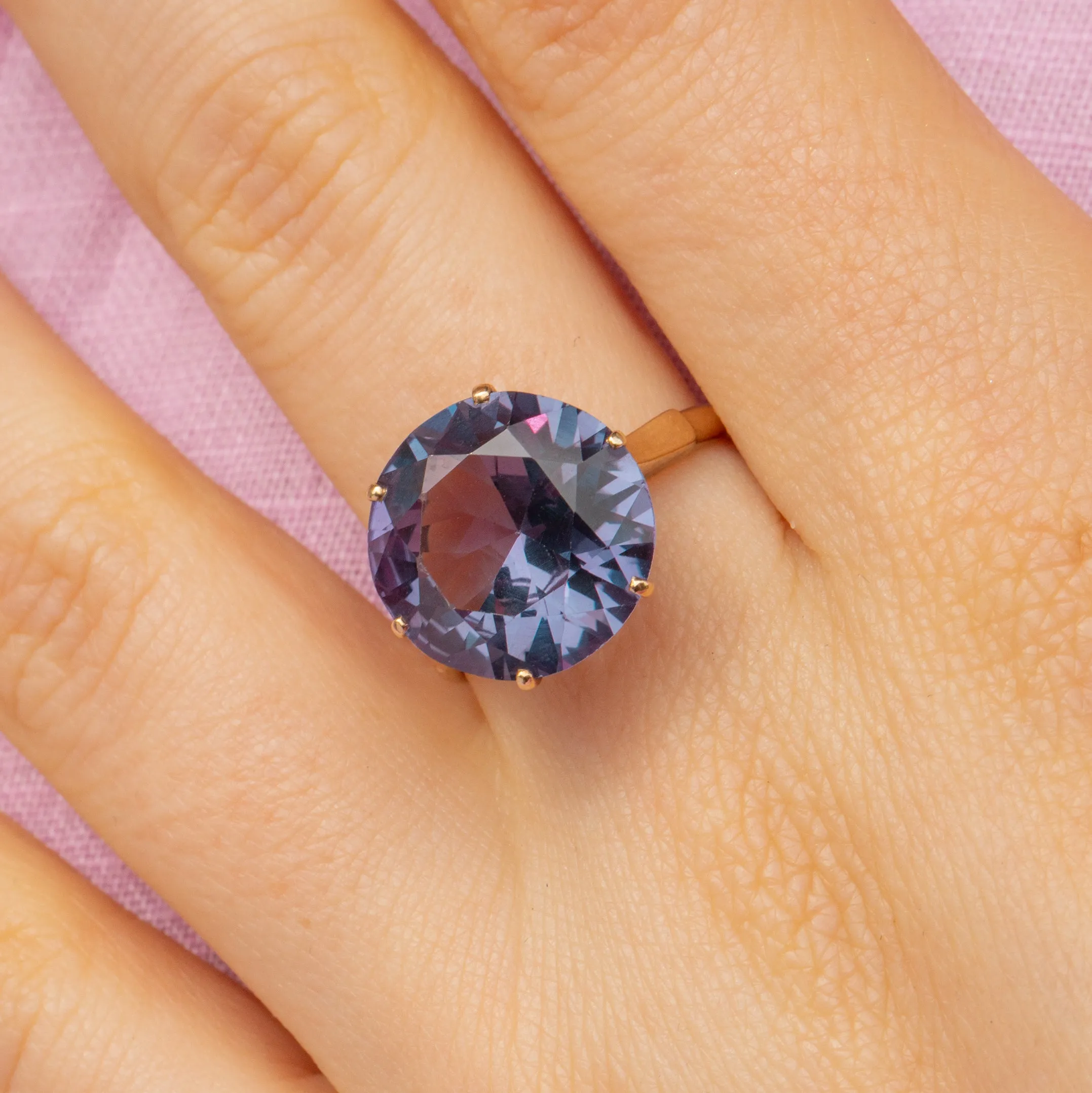9ct Gold Colour-Change Sapphire Ring, 8.15ct