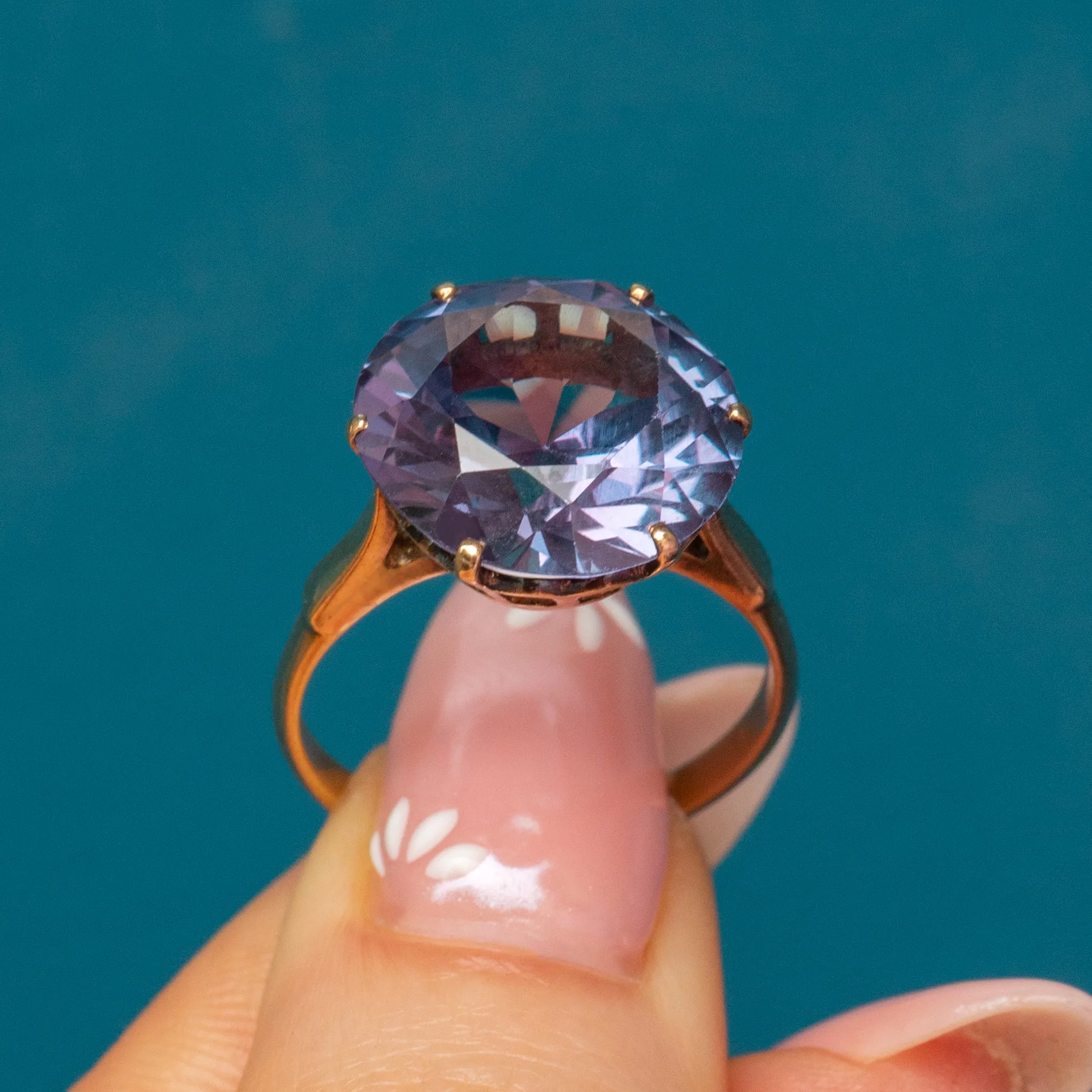 9ct Gold Colour-Change Sapphire Ring, 8.15ct