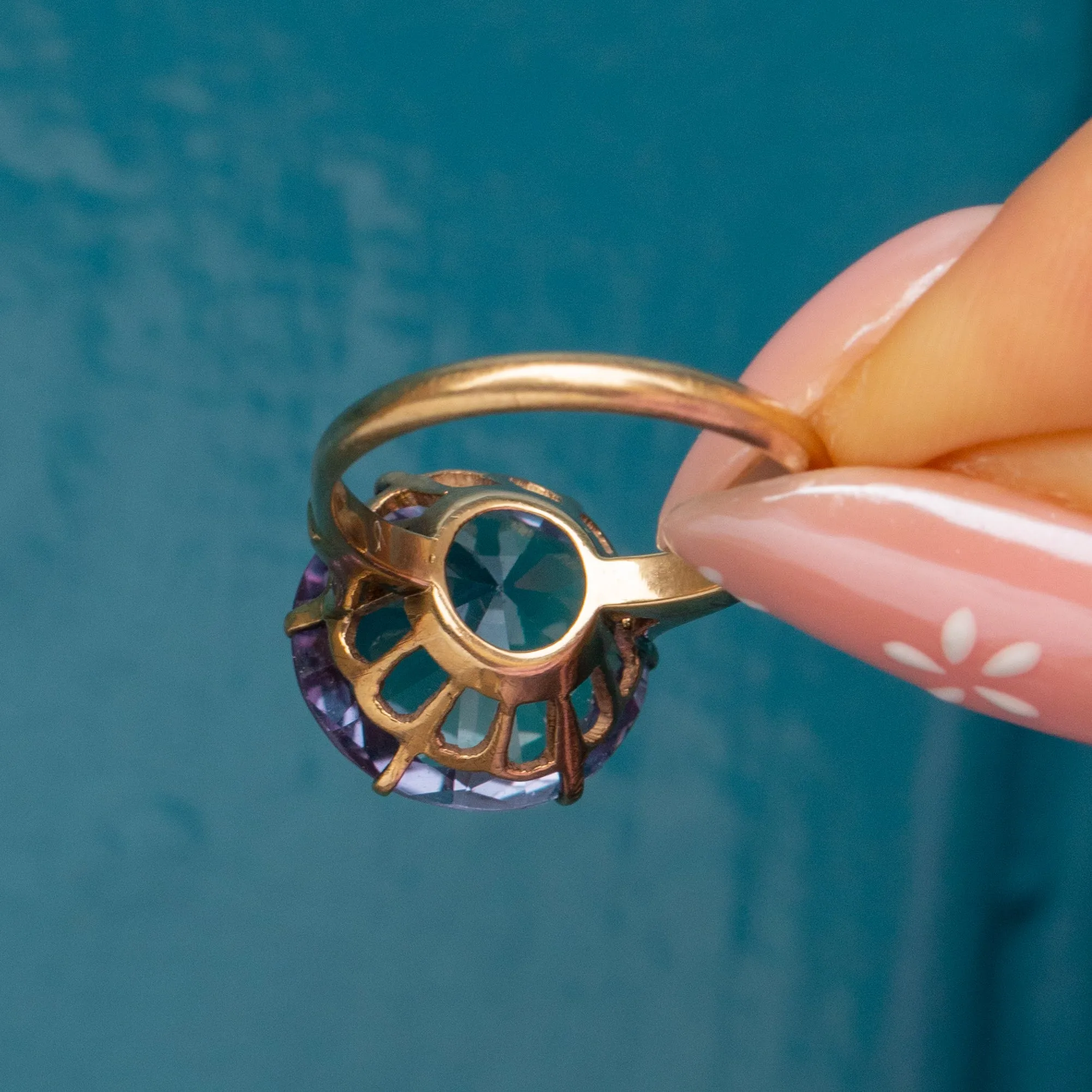 9ct Gold Colour-Change Sapphire Ring, 8.15ct