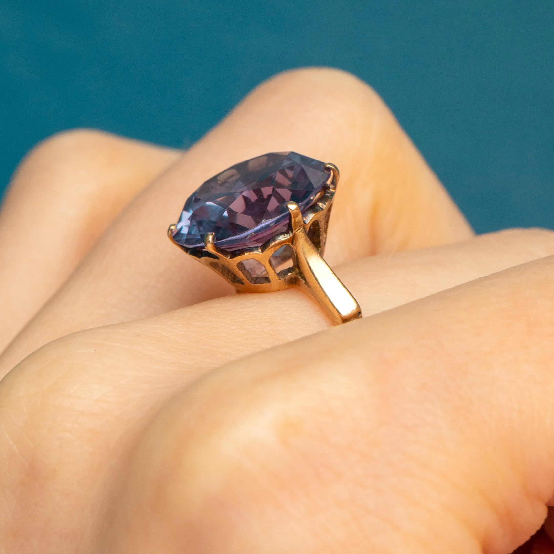 9ct Gold Colour-Change Sapphire Ring, 8.15ct