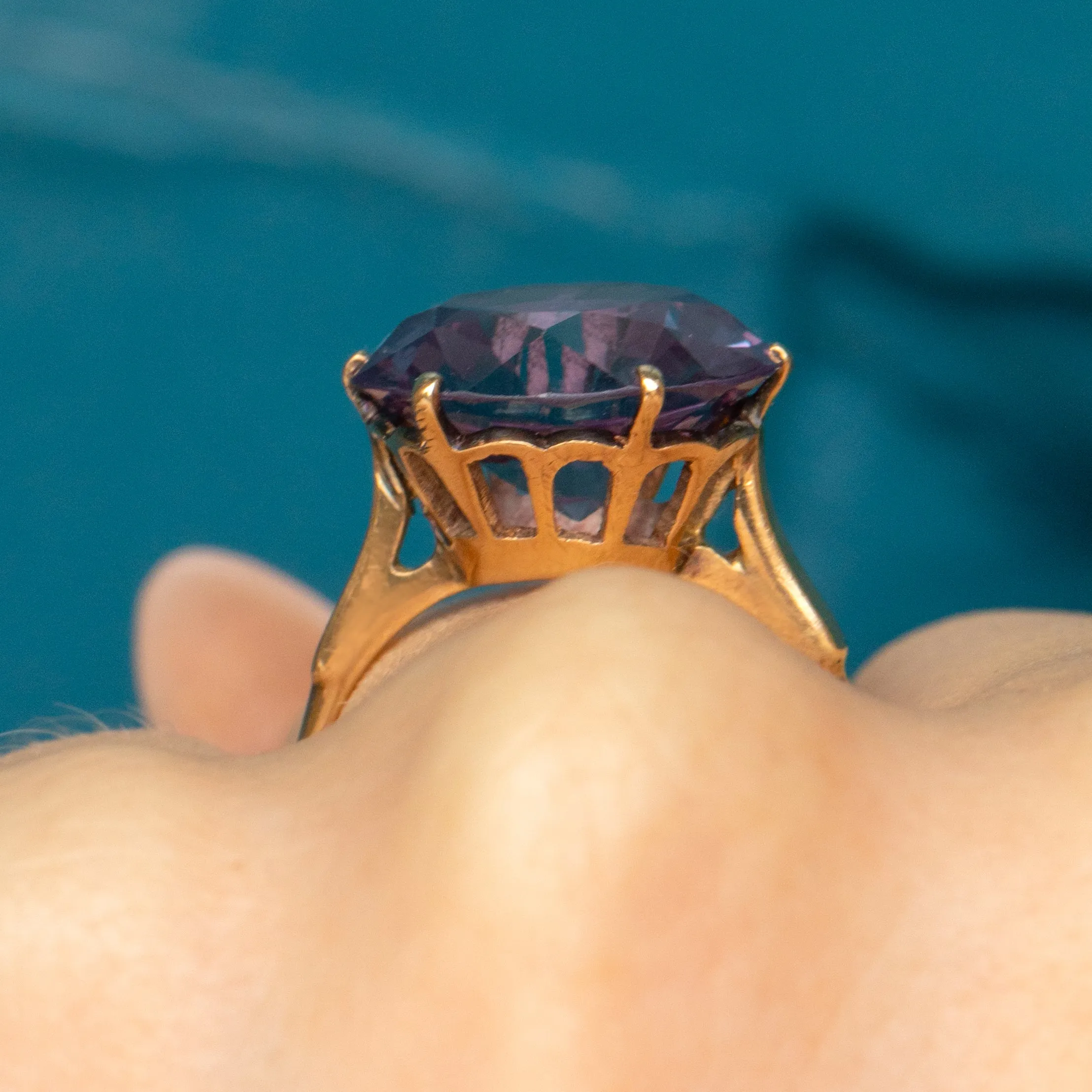 9ct Gold Colour-Change Sapphire Ring, 8.15ct